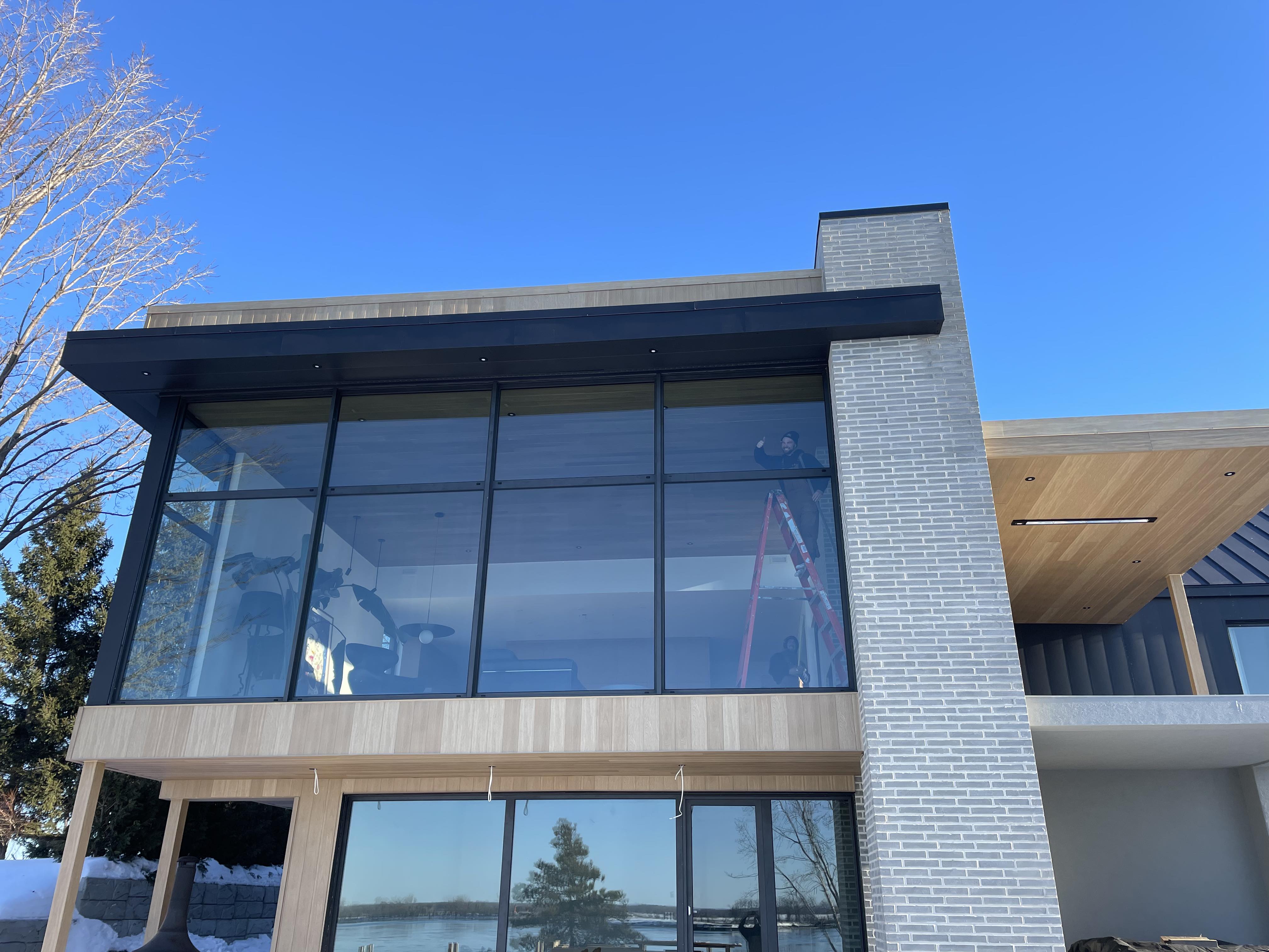 Résidence contemporaine avec grandes baies vitrées réalisée par P3 Aluminium
